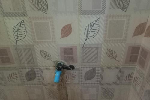 a pipe is attached to a wall with a wallpaper at SPOT ON 93886 Kost Zalfa Amalia Syariah in Tegal