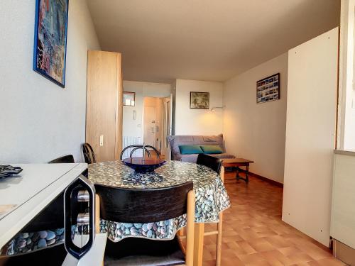 une cuisine avec une table et un salon dans l'établissement Studio cabine sur plage avec parking et animaux admis - FR-1-715-63, à Palavas-les-Flots