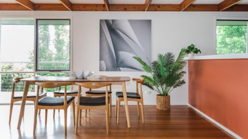 a dining room with a table and chairs at Nantucket Cottage in Flinders in Flinders