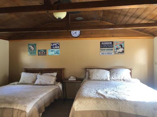 A bed or beds in a room at Creek Runner's Lodge