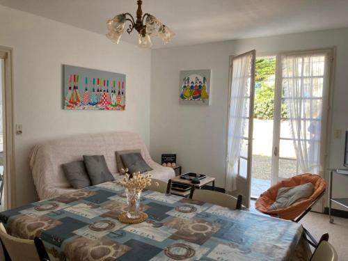 Posteľ alebo postele v izbe v ubytovaní Maison plain-pied proche plage avec jardin clos - 5 pers - FR-1-540-262