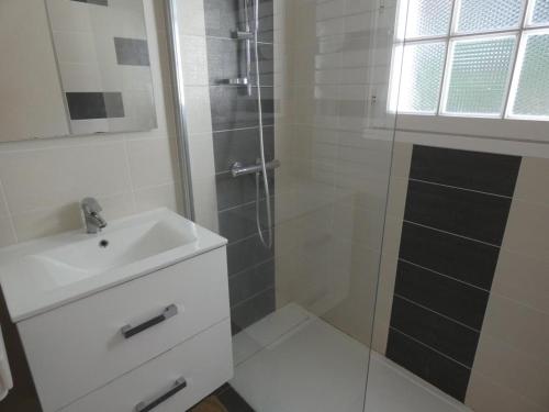 Kúpeľňa v ubytovaní Maison plain-pied proche plage avec jardin clos - 5 pers - FR-1-540-262