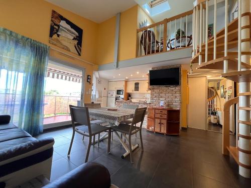 une cuisine et un salon avec une table et des chaises dans l'établissement Appartement 2 ch avec terrasse à 10 min de la plage - Parking gratuit - FR-1-239-936, à Saint-Jean-de-Luz