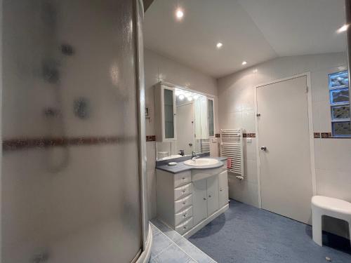 a white bathroom with a sink and a shower at Appartement Saint-Jean-de-Luz, 3 pièces, 4 personnes - FR-1-239-936 in Saint-Jean-de-Luz