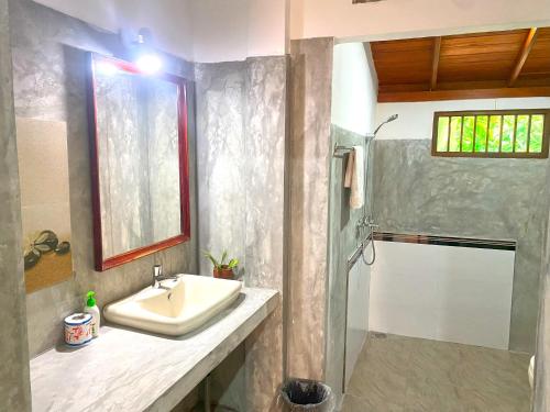 Kylpyhuone majoituspaikassa Sunny's Guest House Akurala