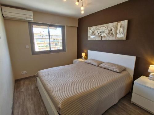 une chambre avec un lit et une fenêtre dans l'établissement Appartement 2 pièces climatisé avec garage, piscine, proche commerces et plages - Sainte-Maxime - FR-1-780-66, à Sainte-Maxime