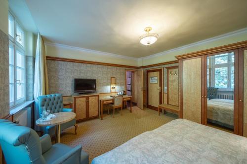 a hotel room with a bed and a desk at Häcker's Hotel in Bad Ems
