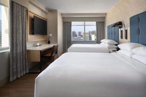 a hotel room with two beds and a desk at San Jose Marriott in San Jose