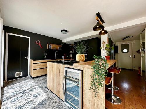 Photo de la galerie de l'établissement Maison de luxe à Guidel avec piscine, jacuzzi et brasero - FR-1-714-7, à Guidel