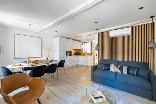 un salon avec un canapé bleu et une table dans l'établissement 15 RIOUFFE - Splendide appartement 6 couchages à 50m à pieds du Palais, à Cannes