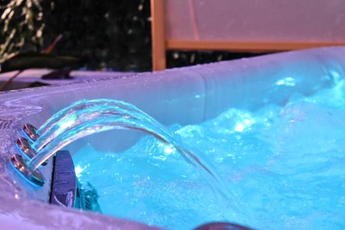 una bañera llena de agua azul con una navaja de afeitar en George & Helen's House en Ayiá