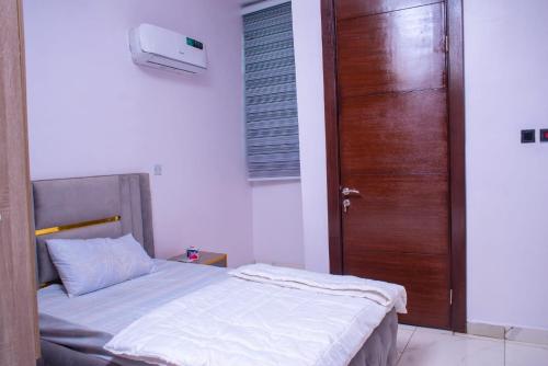 Postel nebo postele na pokoji v ubytování 4 Bedroom Terraced Duplex for Airbnb Short Stay in Ikeja