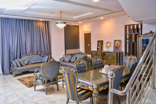 Posezení v ubytování 4 Bedroom Terraced Duplex for Airbnb Short Stay in Ikeja