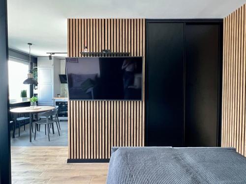 Camera con letto e parete in legno di Apartament Przytulny 5 - Las, self check in, dworzec PKP a Rzeszów