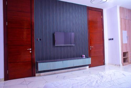 TV a/nebo společenská místnost v ubytování 4 Bedroom Terraced Duplex for Airbnb Short Stay in Ikeja