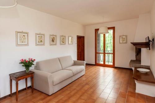 sala de estar con sofá y mesa en Villa delle rose Brisighella, en Brisighella