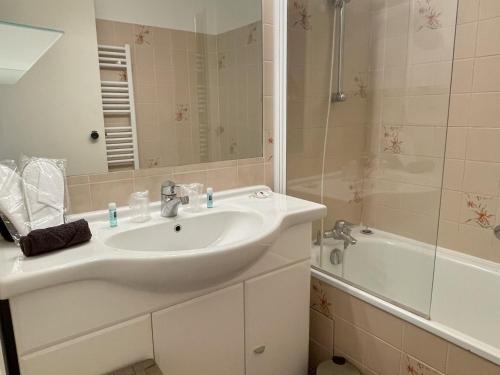 une salle de bain avec un lavabo et une baignoire dans l'établissement Studio cabine avec parking, Canet-en-Roussillon - FR-1-748-2, à Canet