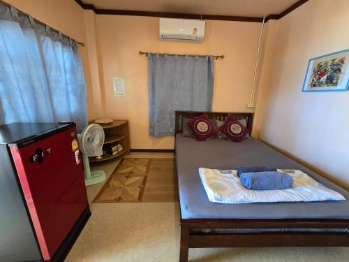 1 dormitorio pequeño con 1 cama en una habitación en Mama O Chai Koh Tao en Ko Tao
