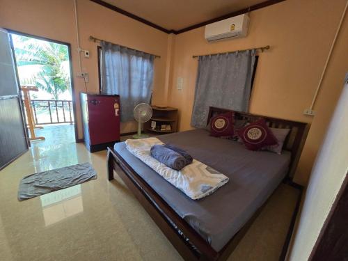 um quarto com uma cama grande e uma janela em Mama O Chai Koh Tao em Ko Tao