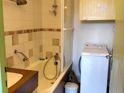 La petite salle de bains est pourvue d'une douche et d'un lavabo. dans l'établissement Charmant T2 aux Balcons de Villard, idéal pour 4-6 pers, avec balcon sud et à proximité des pistes - FR-1-761-8, à Villard-de-Lans