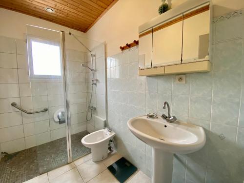 y baño con lavabo, ducha y aseo. en Maison Bretignolles-sur-Mer, 4 pièces, 5 personnes - FR-1-231-323, en Bretignolles-sur-Mer