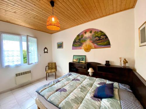 une chambre avec un lit et un bureau dans l'établissement Maison 3 chambres (5 pers) à 400m de la plage avec jardin clos, parking & WIFI à Brétignolles-sur-Mer - FR-1-231-323, à Bretignolles-sur-Mer