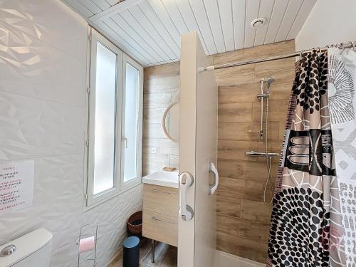 La petite salle de bains est pourvue d'une douche et d'un lavabo. dans l'établissement Appartement F2 Climatisé avec Terrasse à 100m des Thermes et du Centre de Lamalou-les-Bains - FR-1-451-201, à Lamalou-les-Bains