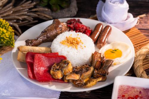 un plato de comida con arroz, carne y huevos en Shine Boutique Hotel, en Tagum