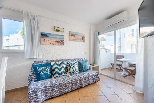 a living room with a couch and a table at Apartamento Córdula in Es Pujols