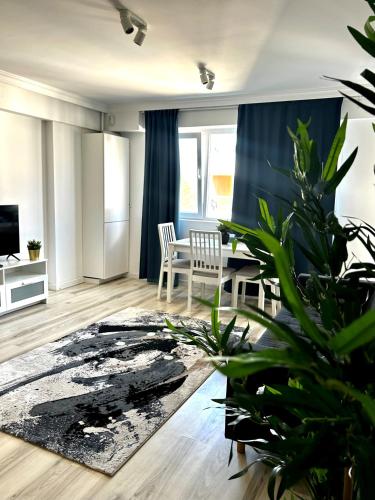 - un salon avec une table et un tapis dans l'établissement Spacious & Cozy Apartment in Pipera with Underground Parking & Self Check in-close to Baneasa Forest & Mall, and the airports, à Voluntari