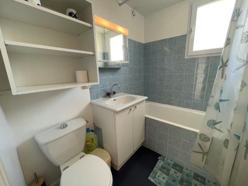 une salle de bain avec toilettes, lavabo et baignoire dans l'établissement Appartement avec Mezzanine et Parking Privé - Proche Plage et Golf - FR-1-323-321, à Saint-Jean-de-Monts