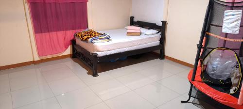 トゥリアルバにあるCASA DE CAMPOの小さなベッドとバックパックが備わる小さな客室です。