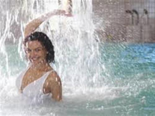 une femme debout devant une fontaine dans l'établissement Charmant appartement 4 pers, terrasse, parking, animaux admis, à 50m de la plage - FR-1-323-449, à Saint-Hilaire-de-Riez