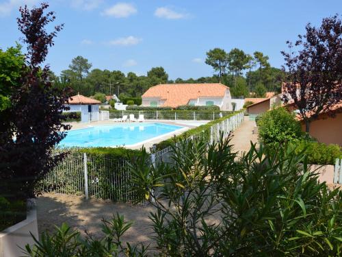une piscine dans une cour clôturée dans l'établissement Maison 4-5 pers à Saint Jean de Monts avec piscine, proche plage et forêt - FR-1-323-478, à Saint-Jean-de-Monts