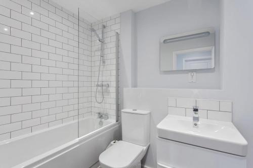 Baño blanco con aseo y lavamanos en Modern 1 Bedroom apartment in Central Brimingham, en Birmingham