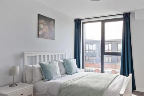 1 dormitorio con 1 cama y ventana grande en Modern 1 Bedroom apartment in Central Brimingham, en Birmingham