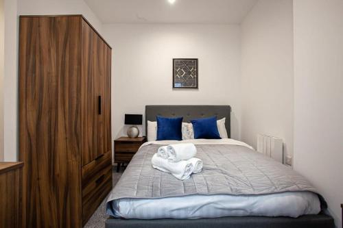 En eller flere senger på et rom på Lovely Open Plan 1 Bedroom Apartment in Bolton