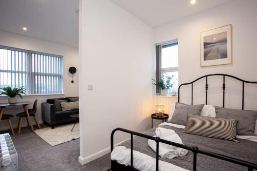 1 dormitorio con 1 cama y sala de estar en Modern 1 Bedroom Apartment in Bolton en Bolton