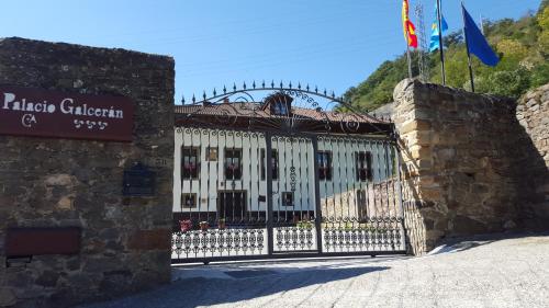 a gate at the entrance to a wine cellar at Hotel Rural Palacio de Galceran in Sotiello