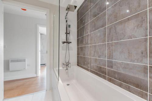 Ένα μπάνιο στο 1 Bed Modern Apartment in a Converted Mill