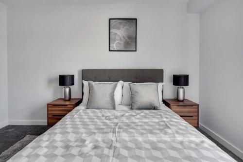 a bedroom with a large bed with two night stands at Modern 2 Bedroom Apartment in Central Birmingham in Birmingham