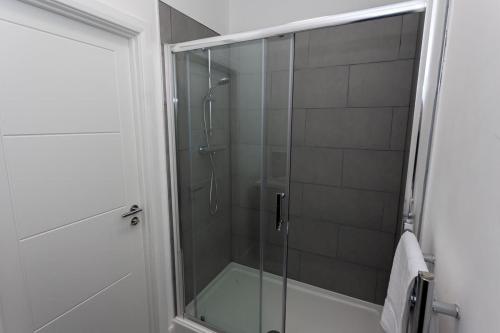 um chuveiro com uma porta de vidro na casa de banho em Modern 1 Bedroom Apartment in Bolton em Bolton