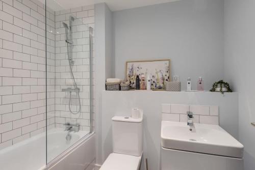 y baño con aseo, lavabo y ducha. en Beautiful and Stylish 1 bedroom apartment in Central Birmingham, en Birmingham