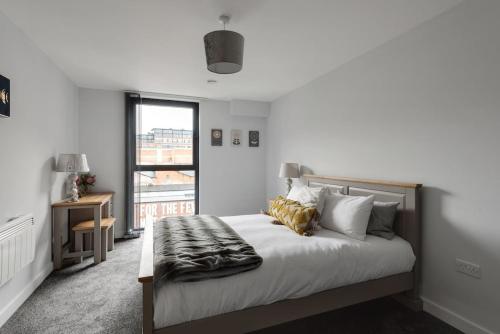 1 dormitorio con 1 cama grande y ventana en Beautiful and Stylish 1 bedroom apartment in Central Birmingham, en Birmingham