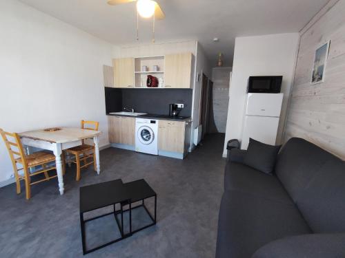 un salon avec un canapé et une table dans l'établissement Studio Cabine Rénové, Terrasse et Parking, à 500m de la Plage - FR-1-776-61, à Argelès-sur-Mer