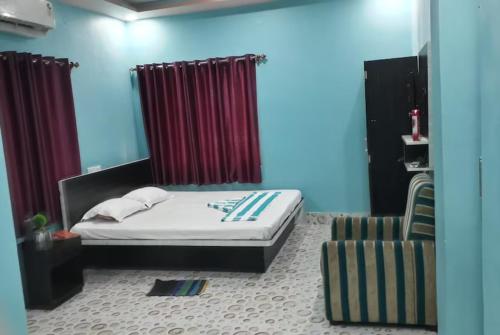 - une chambre avec un lit et une chaise dans l'établissement Hotel Bidisha 2 Near Wonderland Kajal Dighi Bypass Rd Digha - Couple Friendly, à Digha