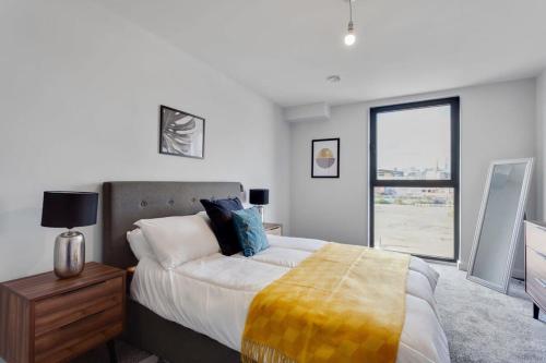 a bedroom with a large bed and a window at Stylish 1 bed flat in Central Birmingham in Birmingham
