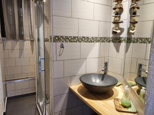 La salle de bains est pourvue d'un lavabo sur un comptoir. dans l'établissement Appartement 2 Pièces à Argelès-sur-Mer, à 300m de la Plage avec Piscine, Tennis et Animaux Acceptés - FR-1-776-48, à Argelès-sur-Mer