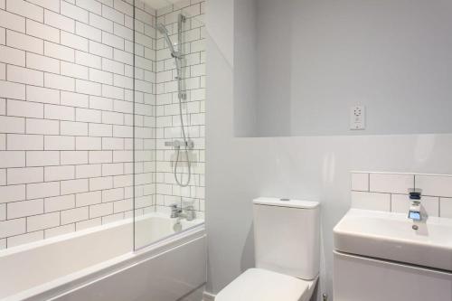 een badkamer met een toilet, een bad en een wastafel bij Stylish and Beautiful 1 Bedroom Flat in Birmingham in Birmingham