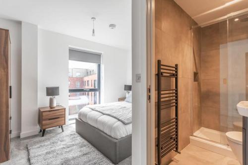 Un dormitorio con una cama y un baño con lavabo. en StayZeni, Ouse Court York Smart 2 Bed Flat, en York